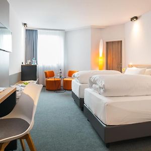 Zimmer mit Kingsize-Bett